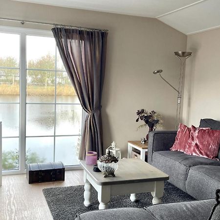 Chalet Makkum C99B Met Prive Gelegen Tuin Aan Het Water Exterior photo