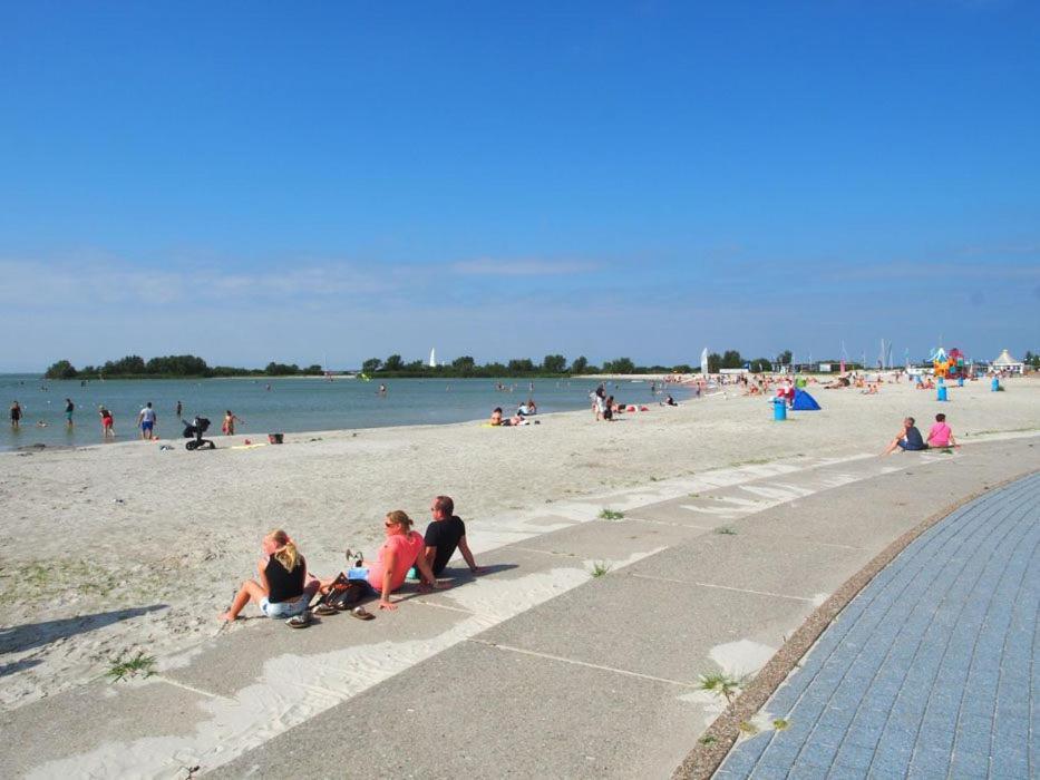 Chalet Makkum C99B Met Prive Gelegen Tuin Aan Het Water Exterior photo