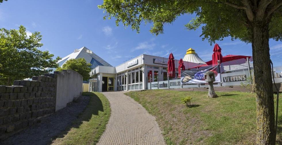 Chalet Makkum C99B Met Prive Gelegen Tuin Aan Het Water Exterior photo
