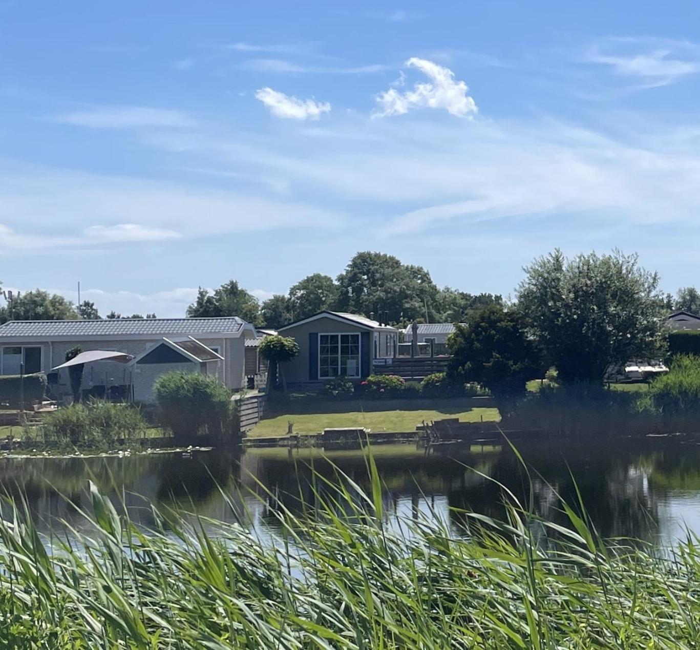 Chalet Makkum C99B Met Prive Gelegen Tuin Aan Het Water Exterior photo