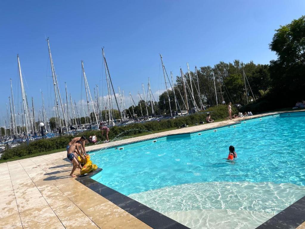 Chalet Makkum C99B Met Prive Gelegen Tuin Aan Het Water Exterior photo