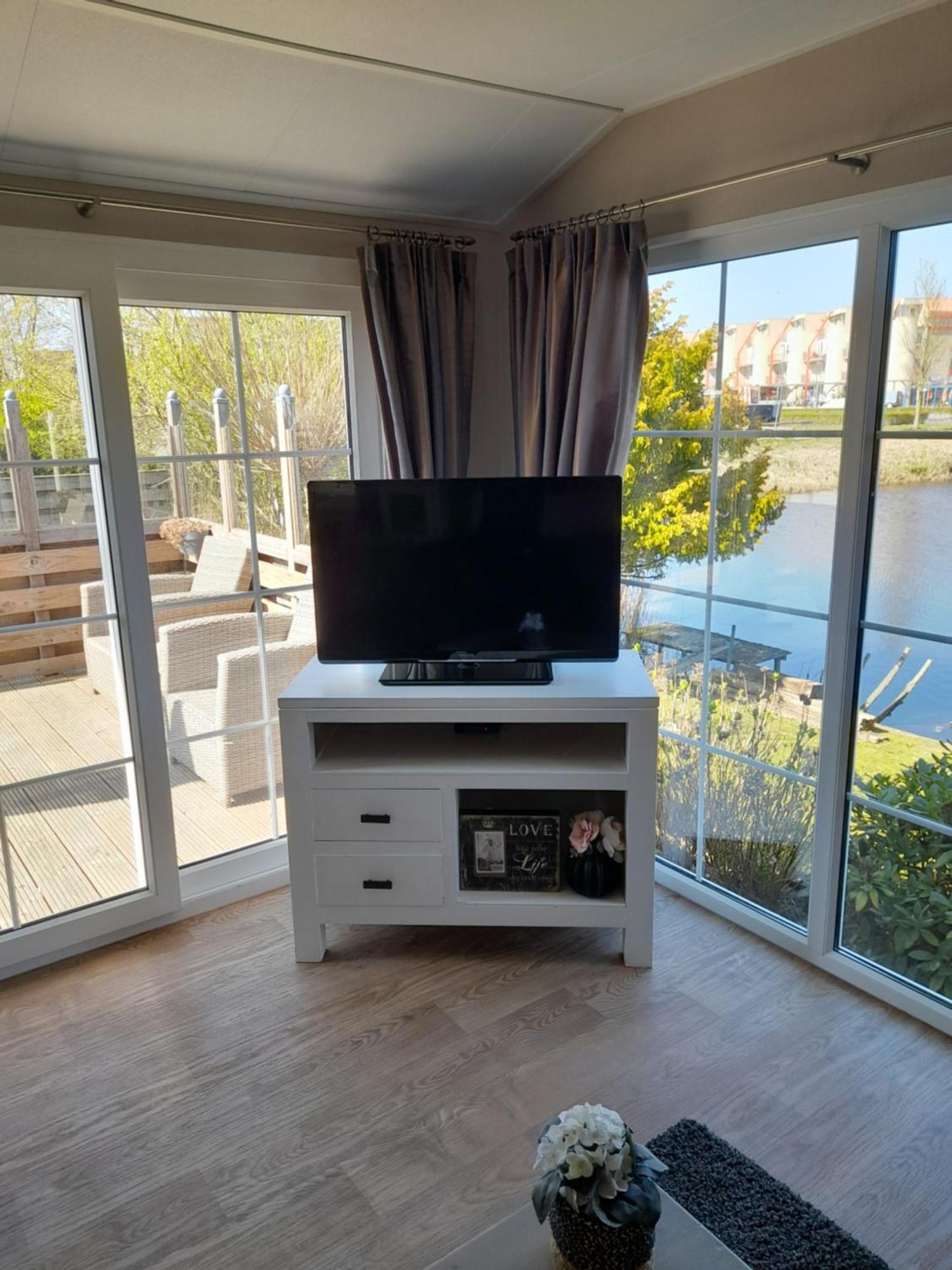 Chalet Makkum C99B Met Prive Gelegen Tuin Aan Het Water Exterior photo