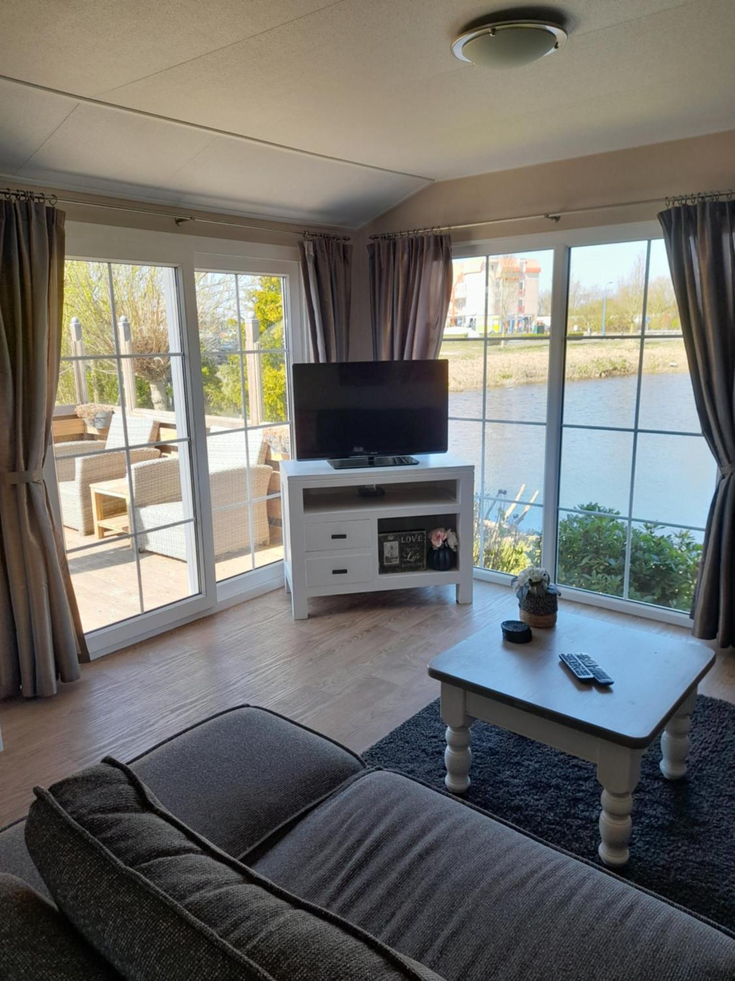 Chalet Makkum C99B Met Prive Gelegen Tuin Aan Het Water Exterior photo