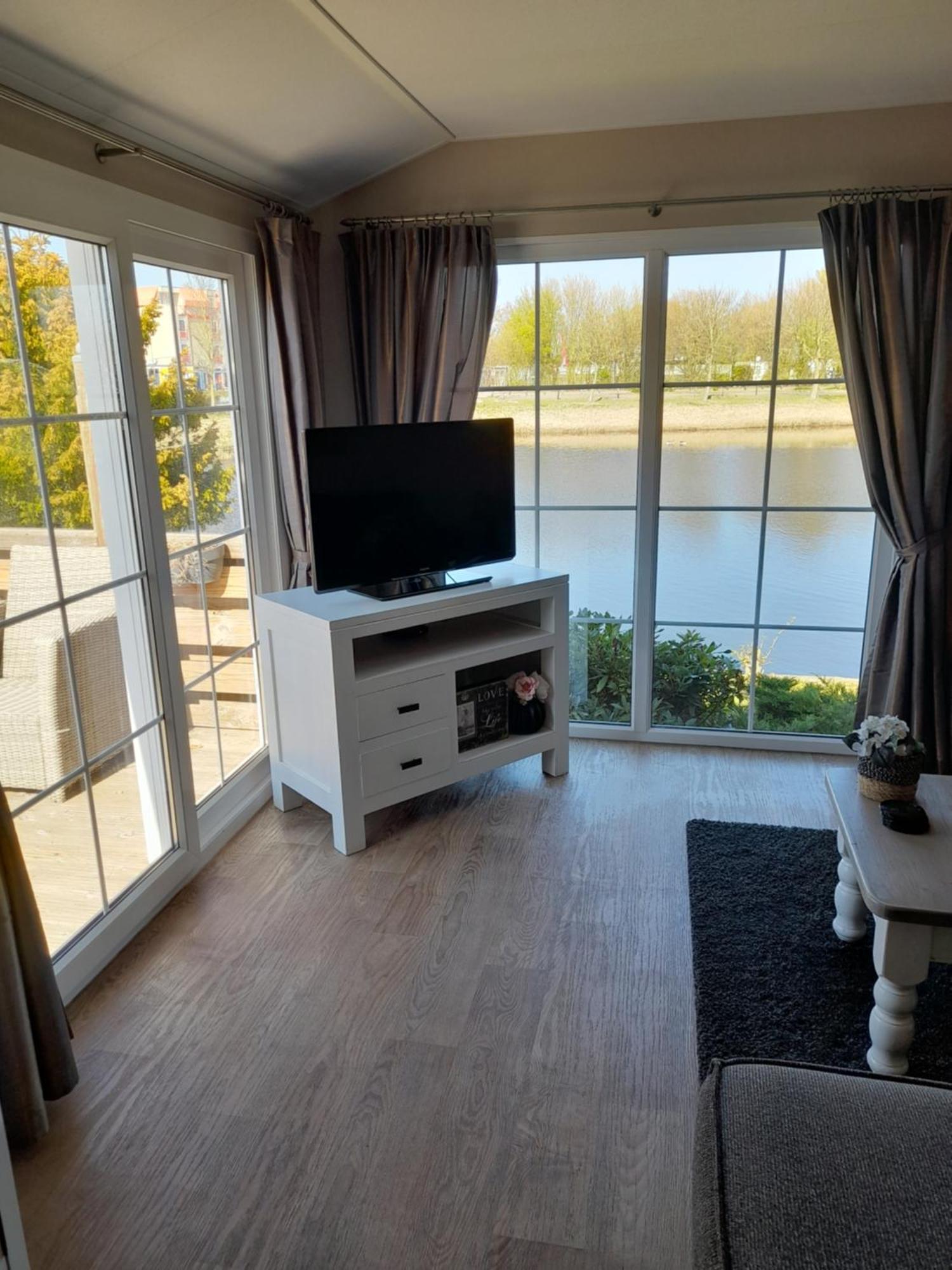 Chalet Makkum C99B Met Prive Gelegen Tuin Aan Het Water Exterior photo