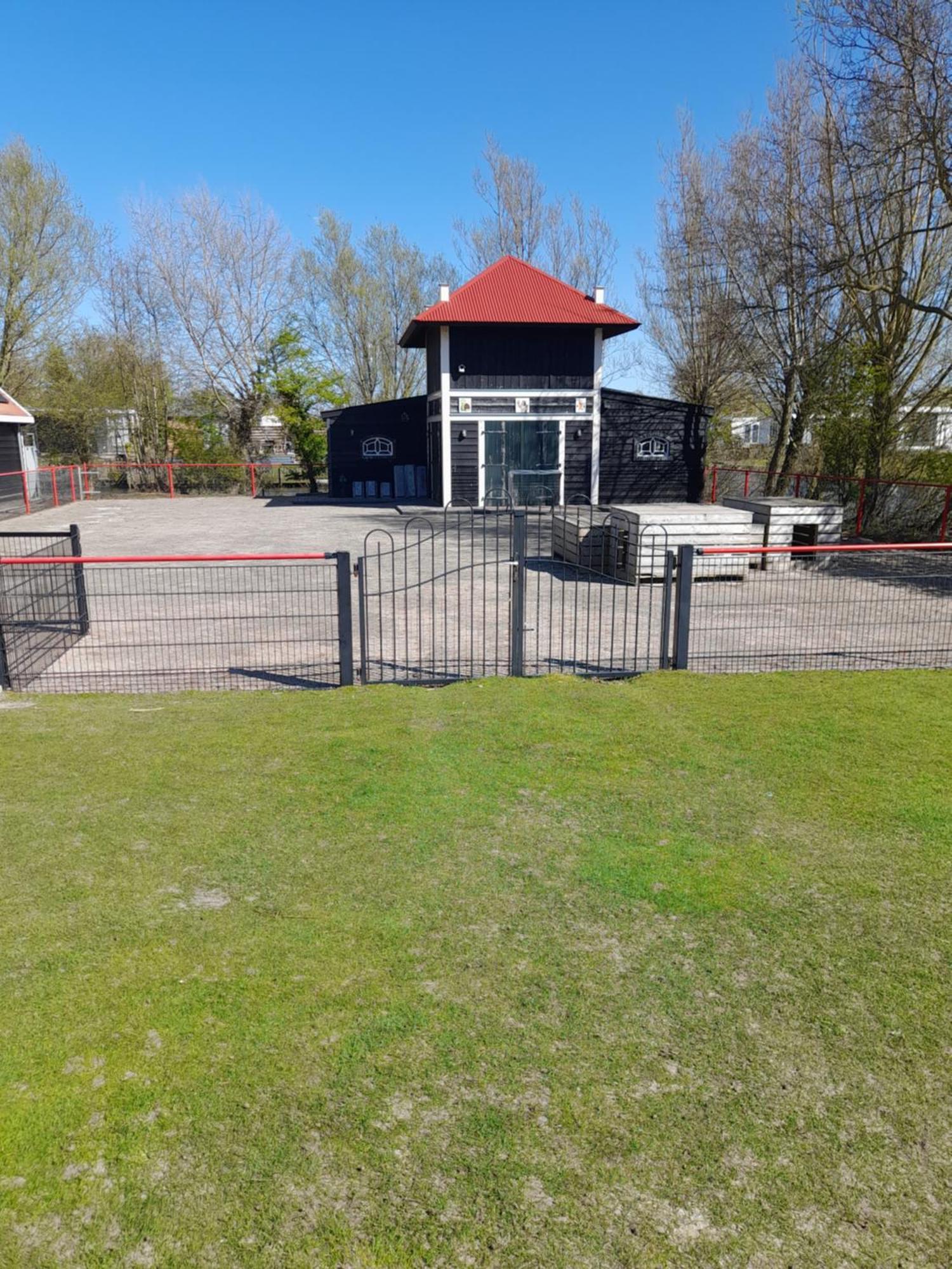 Chalet Makkum C99B Met Prive Gelegen Tuin Aan Het Water Exterior photo