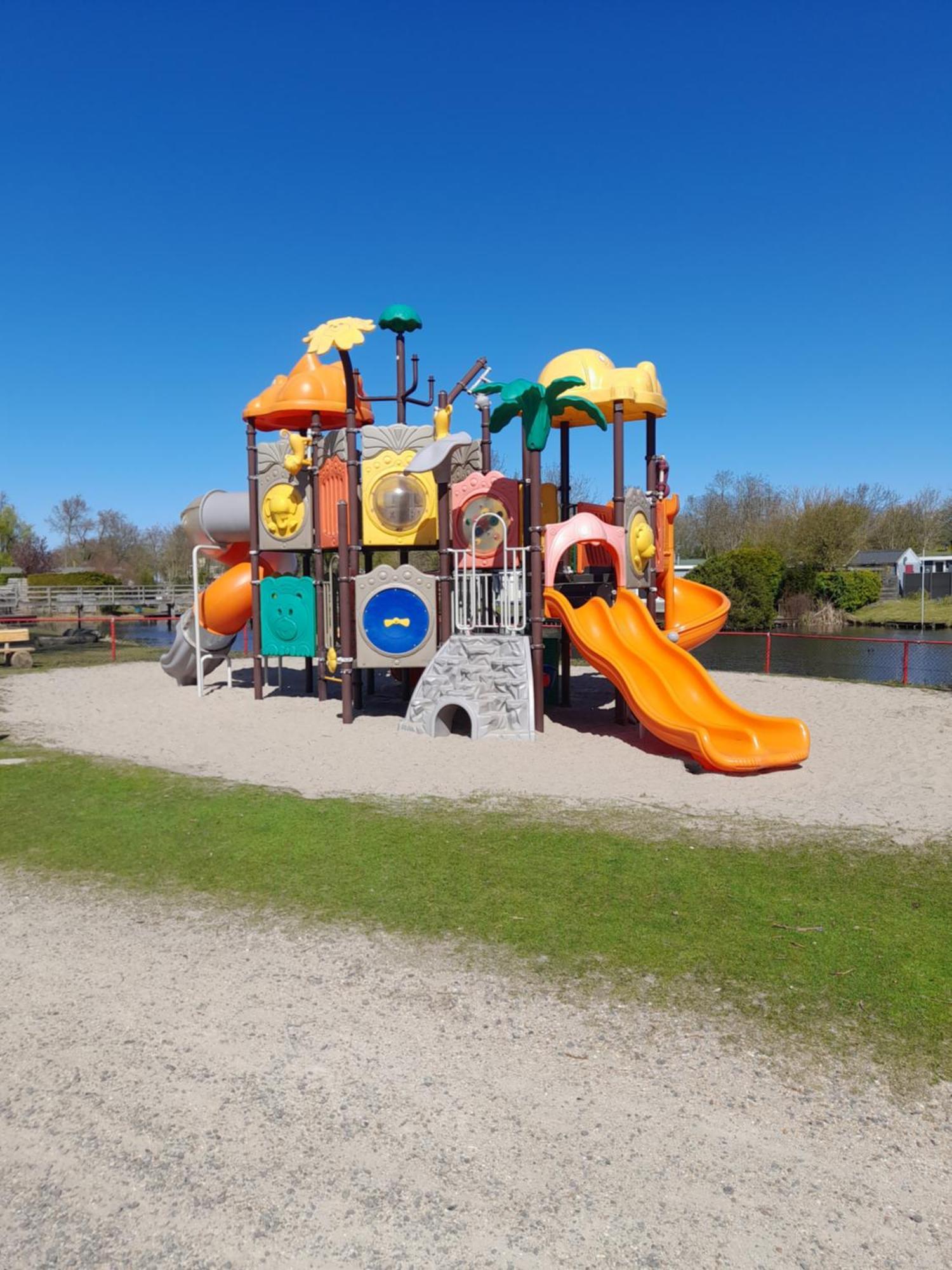 Chalet Makkum C99B Met Prive Gelegen Tuin Aan Het Water Exterior photo